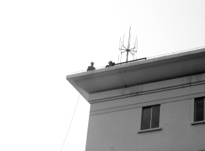 无钱替妻治病 男子走投无路欲跳楼