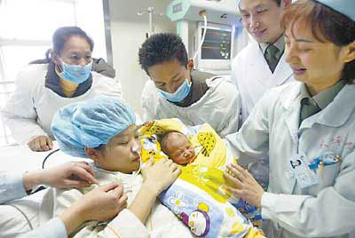 驼背孕妇跪着睡觉舍命产下男婴(图)