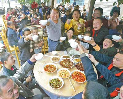 摩配老板设宴70桌款待街头农民工