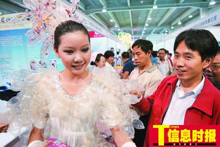 广州性文化节新增男模内衣秀 惹全场女士尖叫