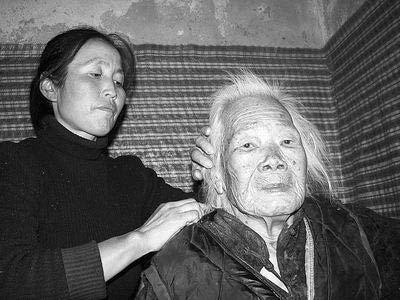 女子照料痴呆姥姥21年 被褥3天拆洗一次(图)