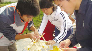 大学生用一次性筷子搭桥.张 琳 摄