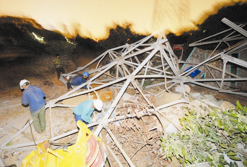 湖里:高压铁塔扳倒大吊车砸塌家具工厂