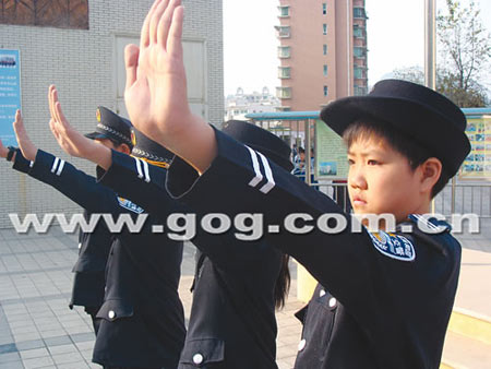 贵阳交警队抽调小学生上街指挥交通(图)
