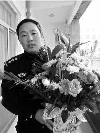 河南交警擒凶获见义勇为奖金遭质疑(组图)