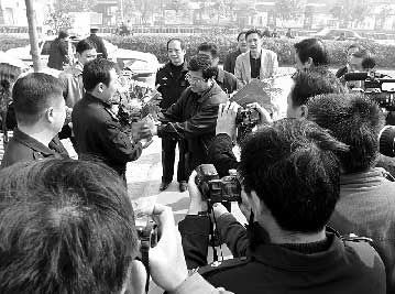 河南交警擒凶获见义勇为奖金遭质疑(组图)
