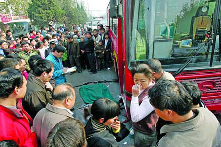 10岁男童在公交站被挤到车轮下碾死(图)