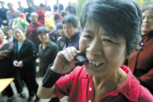 老太为锻炼牙齿每天嚼碎石头后吞下(图)