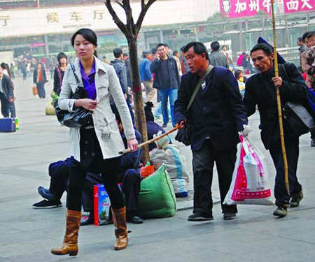 女大学生为两位盲人带路3公里(图)