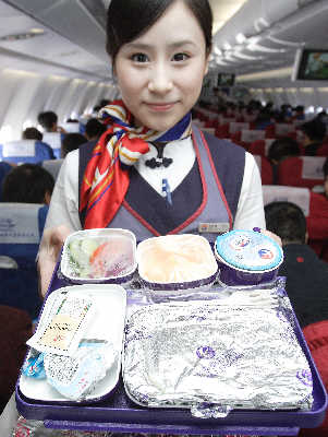 东航客舱首推可降解餐具(图)