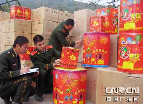 浙江台州边防查获非法储存530余箱烟花爆竹