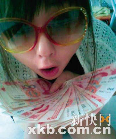 女孩手捧大把钞票在网上炫富引发热议(图)