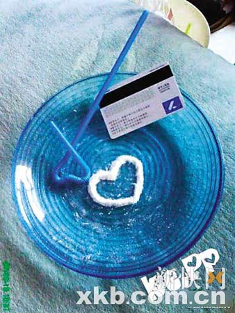 女孩手捧大把钞票在网上炫富引发热议(图)