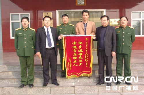 武警警官路遇车祸奋勇救人彰显传统美德