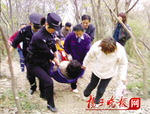 接力抬担架救人下山