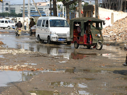 首山路南段拆迁修路 水管破裂 路面形成大大小