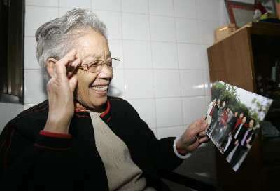 拿到照片老人不忍用手抚摸(图)