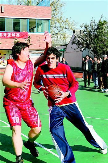 东城社区国际篮球赛(图)