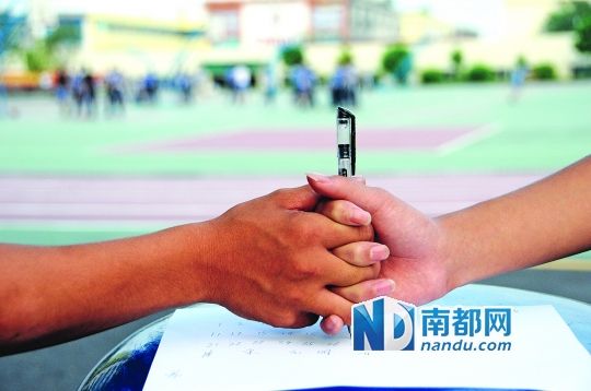 昨日,坪山新区宝山技工学校的学生在模拟玩“笔仙”游戏。 南都记者 曾海城 摄