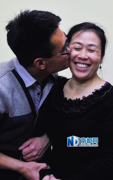 前日,在蓝明秀广州家中,重逢的母子相拥,儿子的吻让母亲心花怒放。