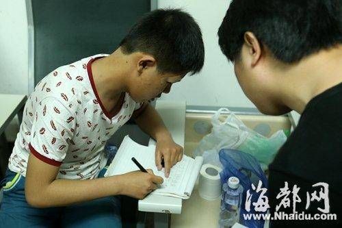 小高(左)说不出话,用笔告诉记者事情经过。