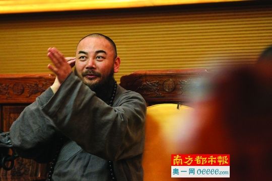昨日下午,东华禅寺万行法师在会客室接受记者采访。