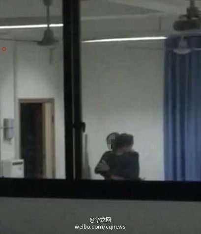 重庆一男教师办公室亲吻女生被开除（图）