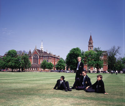 京贵族学校少年称遭老师性侵