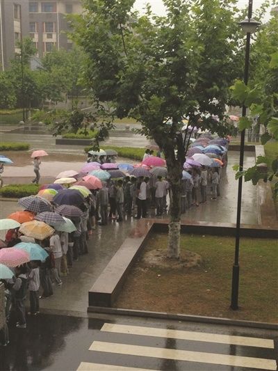 0多孩子手举雨伞,相向而立,搭起了一座近200米