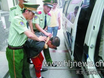 男子刺伤便衣警察被武警制服(图)