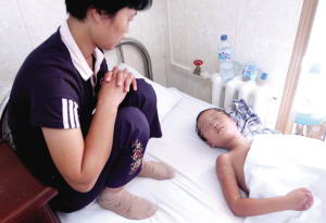 6岁童遭邻居绑架烧伤有掌无指生殖器受损(图)