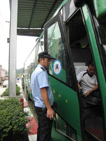 ���ӿ���4����1�˺�Ǳ��200�񾯳�ǹ��ɽ����