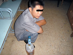 吸油贼利用虹吸现象偷油民警提醒车主锁好油箱