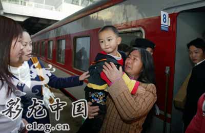 夫妇利用幼女诱拐儿童后当街叫卖(图)