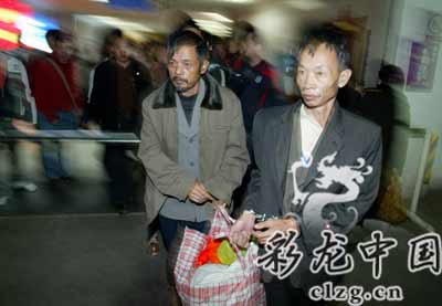 夫妇利用幼女诱拐儿童后当街叫卖(图)