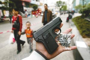 小贩当街叫卖仿真钢珠枪(图)