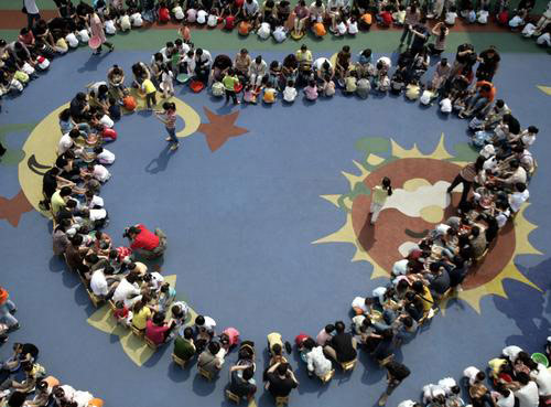 组图:幼儿园组织儿童集体为妈妈洗脚