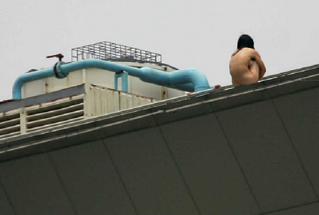 图文:女子在广州火车东站脱衣