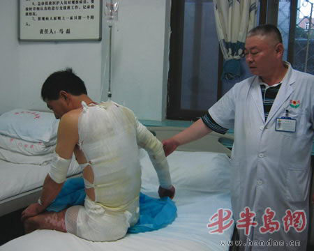 父亲为救女儿挺身挡满锅开水被烫伤(组图)