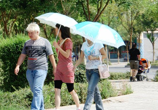 图文:新疆吐鲁番遭遇41摄氏度高温天气