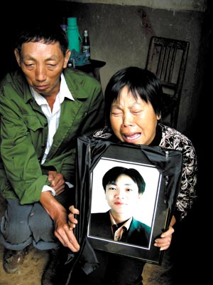 湖北安陆高中杀师案:18岁孩子连捅老师数十刀