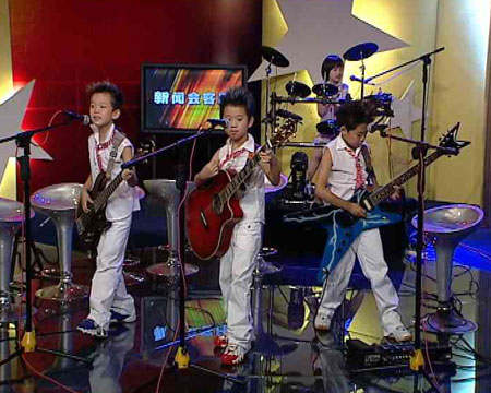 4名7岁儿童组成电声乐队应征奥运歌曲(组图)
