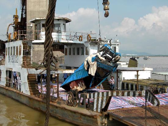 图文:广东九江大桥坍塌事故首辆失踪车辆打捞