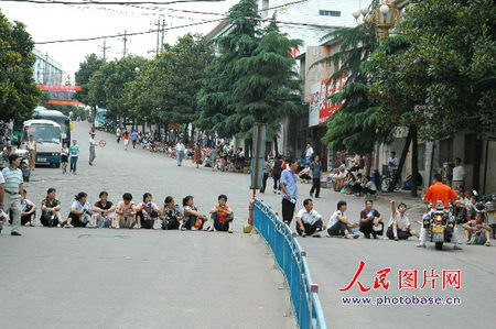 组图:安徽巢湖中考生家长席地筑人墙堵汽车