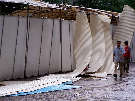 图文:广西昭平遭狂风暴雨袭击(1)_新闻中心_新