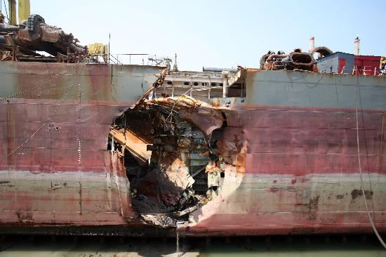 图文:(2)侧沉天津港的世界最大挖泥船开始维修