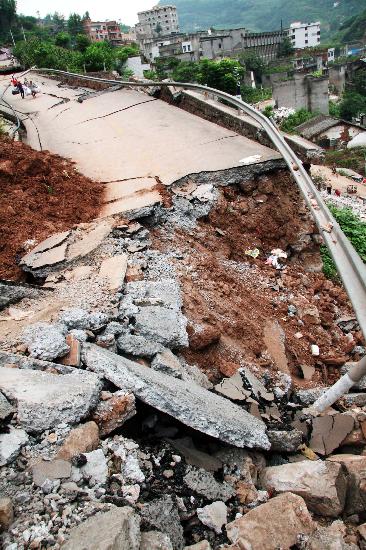 图文重庆云阳暴雨引发公路塌方2