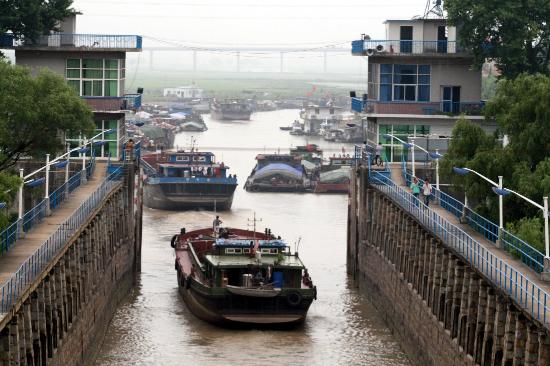 图文:蚌埠开闸 数百滞留船顺利过闸(2)