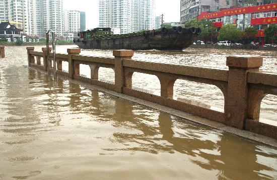 图文:京杭大运河常州市区段水位越过驳岸