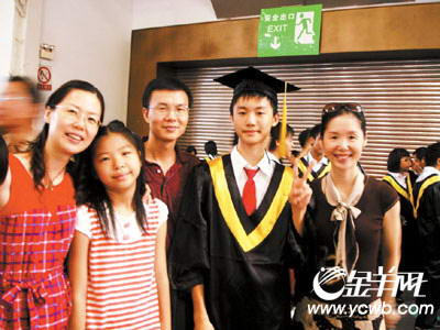 初中毕业生穿仿学士服行毕业礼(组图)